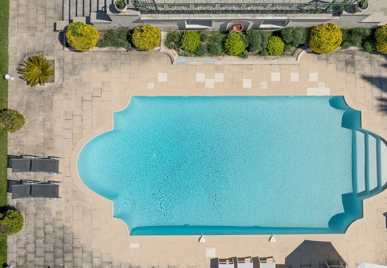 location villa Cannes piscine sécurisée et jardin luxuriant