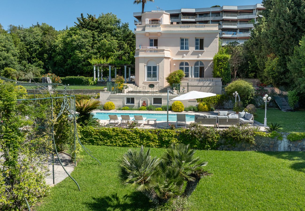 villa de luxe Cannes avec piscine et grand jardin