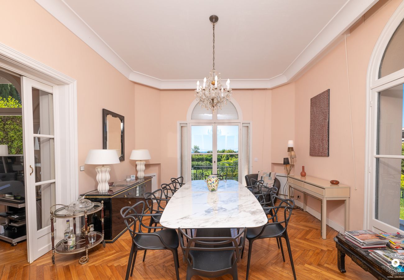 location villa Cannes grande salle à manger ouverte sur terrasse
