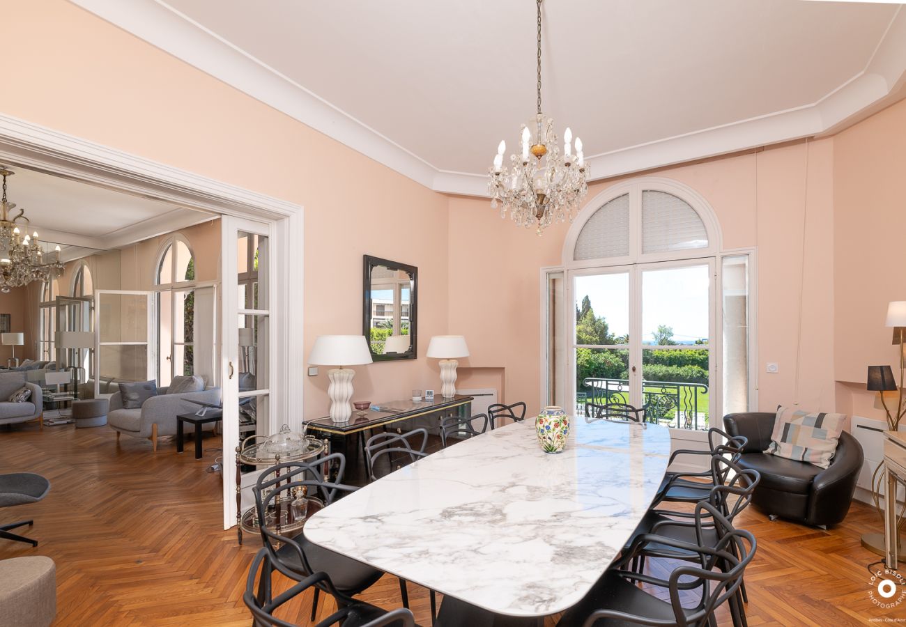 location villa Cannes grande salle à manger ouverte sur terrasse
