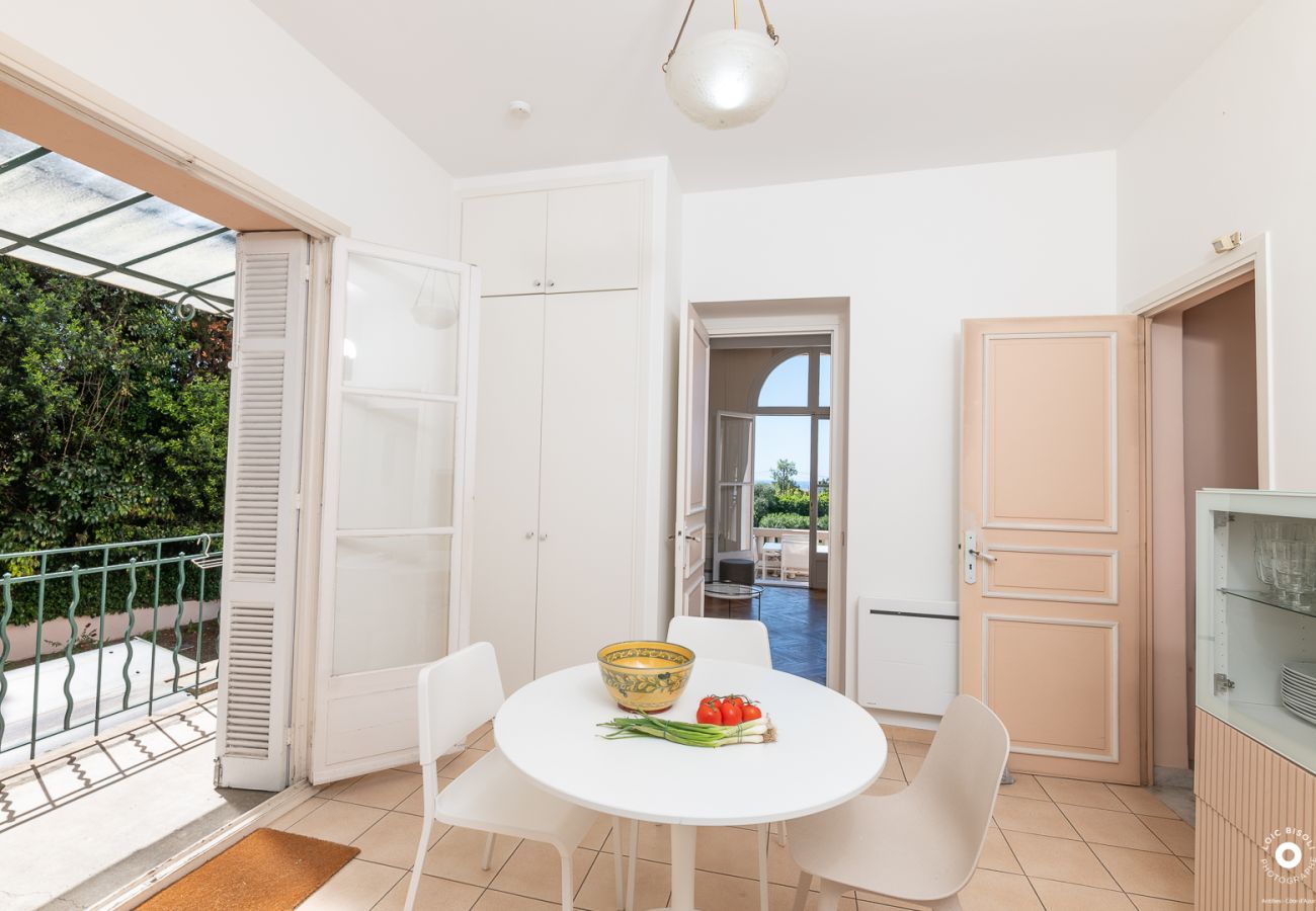 location vacances Cannes salle à manger intérieure et extérieure