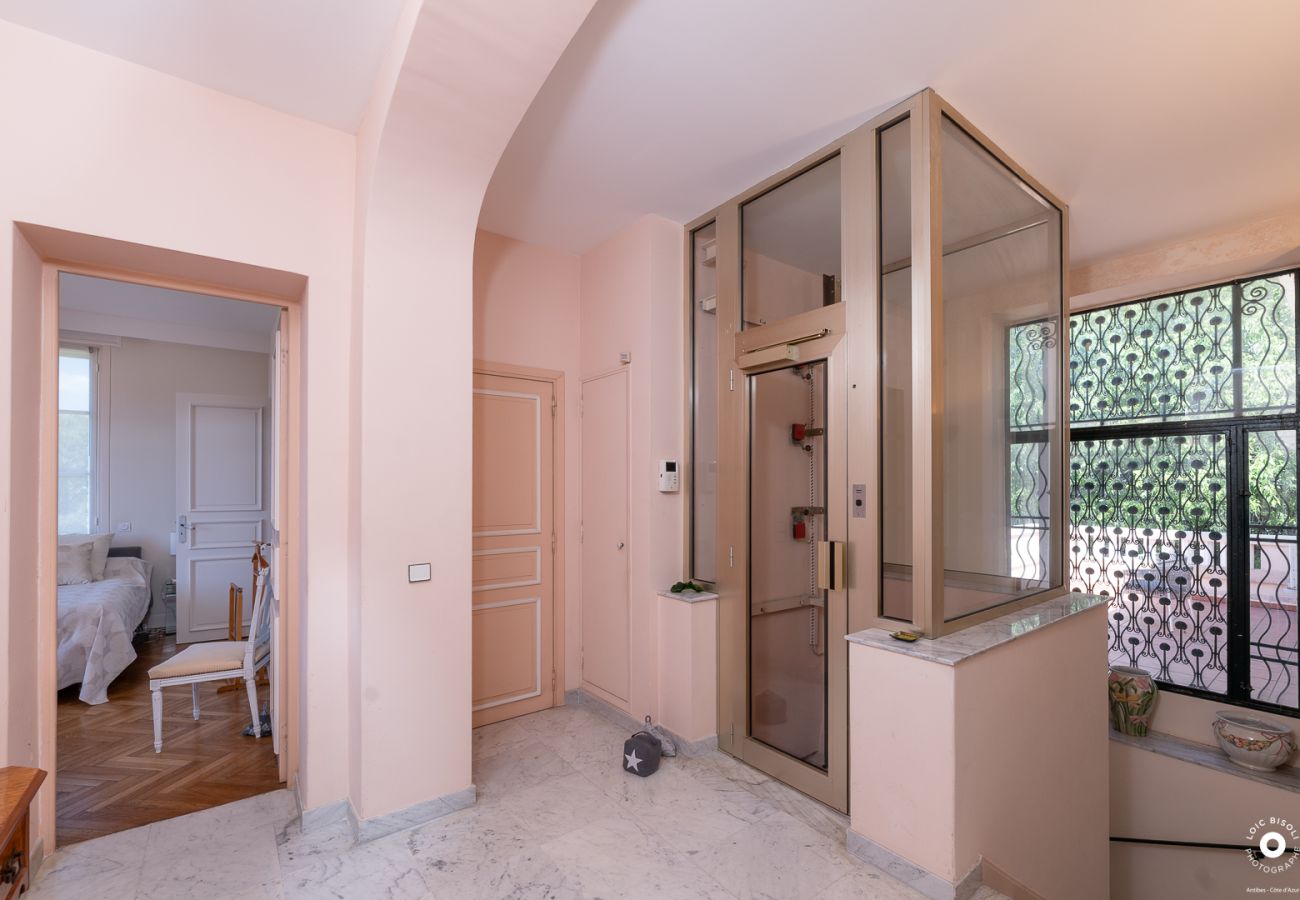 villa haut standing Cannes ascenseur entre sous-sol et étages