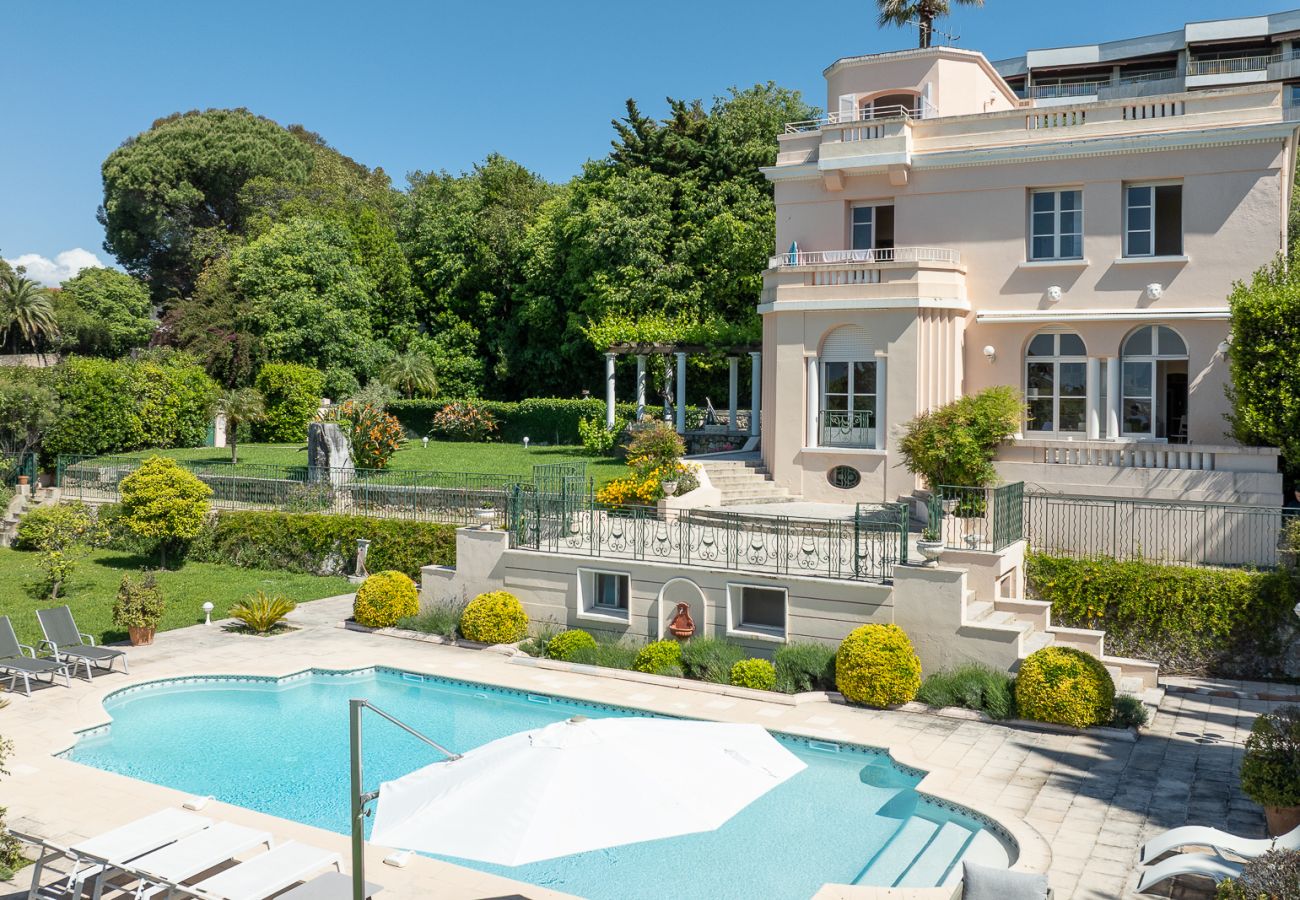 villa de luxe Cannes avec piscine et grand jardin