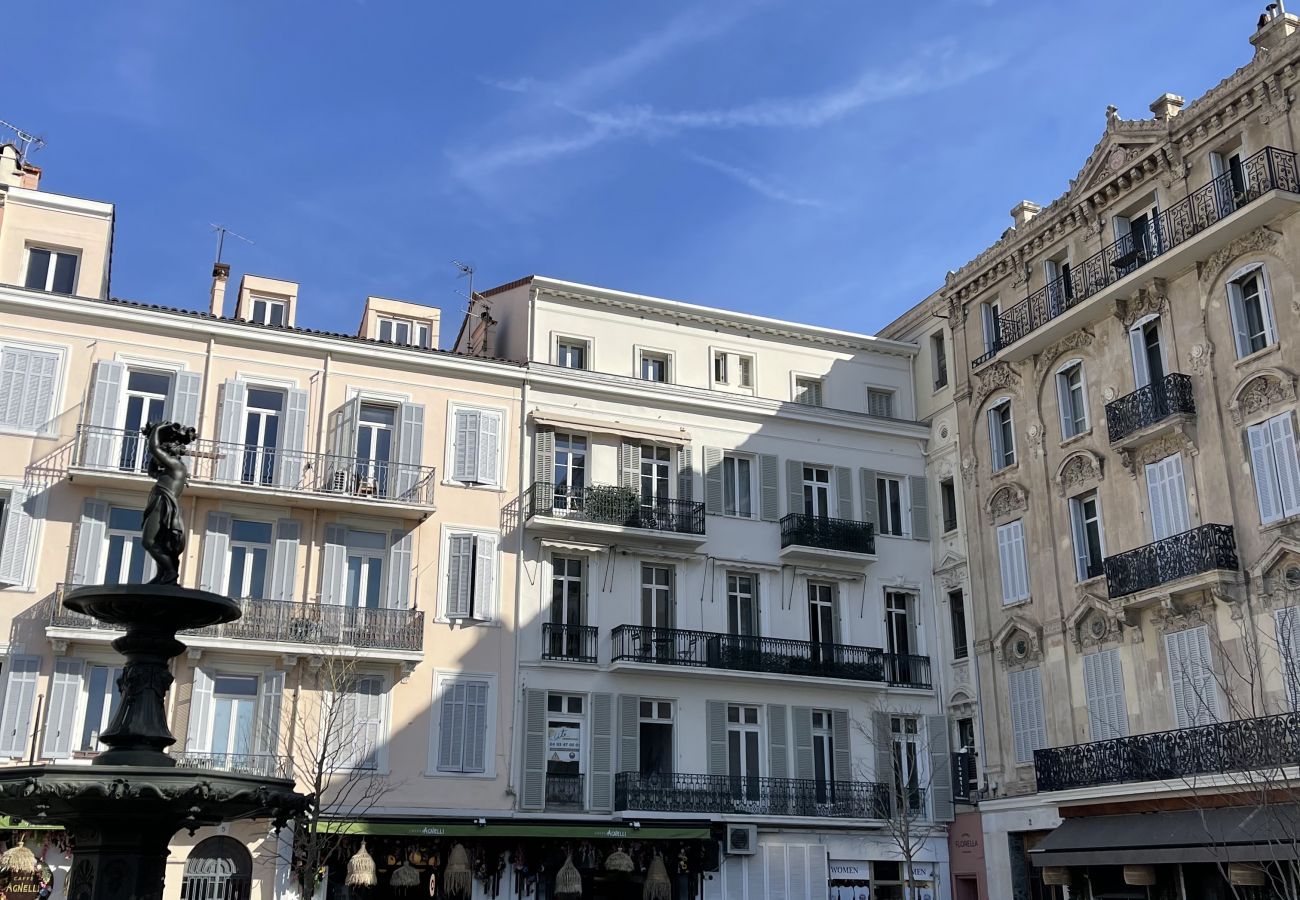 Location de luxe à Cannes avec vue sur la Place du Général de Gaulle