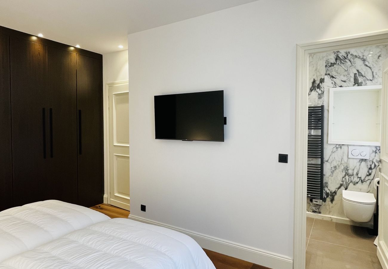 Chambre à coucher spacieuse avec salle de bain privée