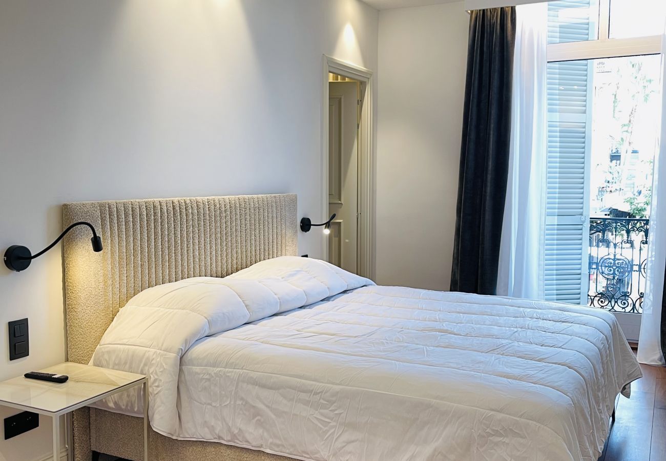 Chambre à coucher spacieuse avec lit king size