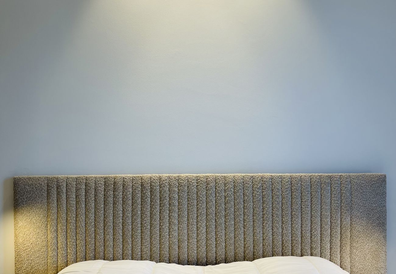 Chambre à coucher spacieuse et lumineuse