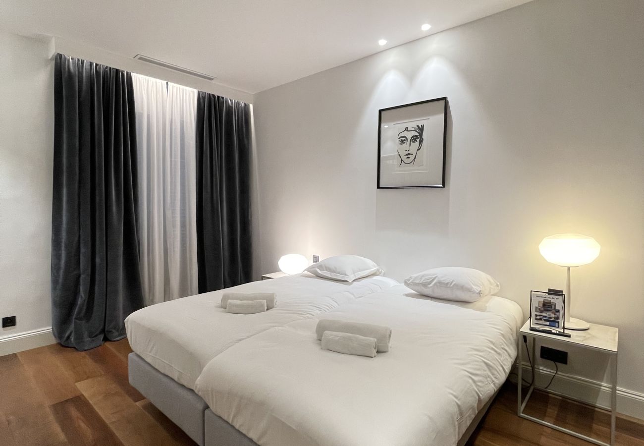 Chambre à coucher spacieuse avec lit king size