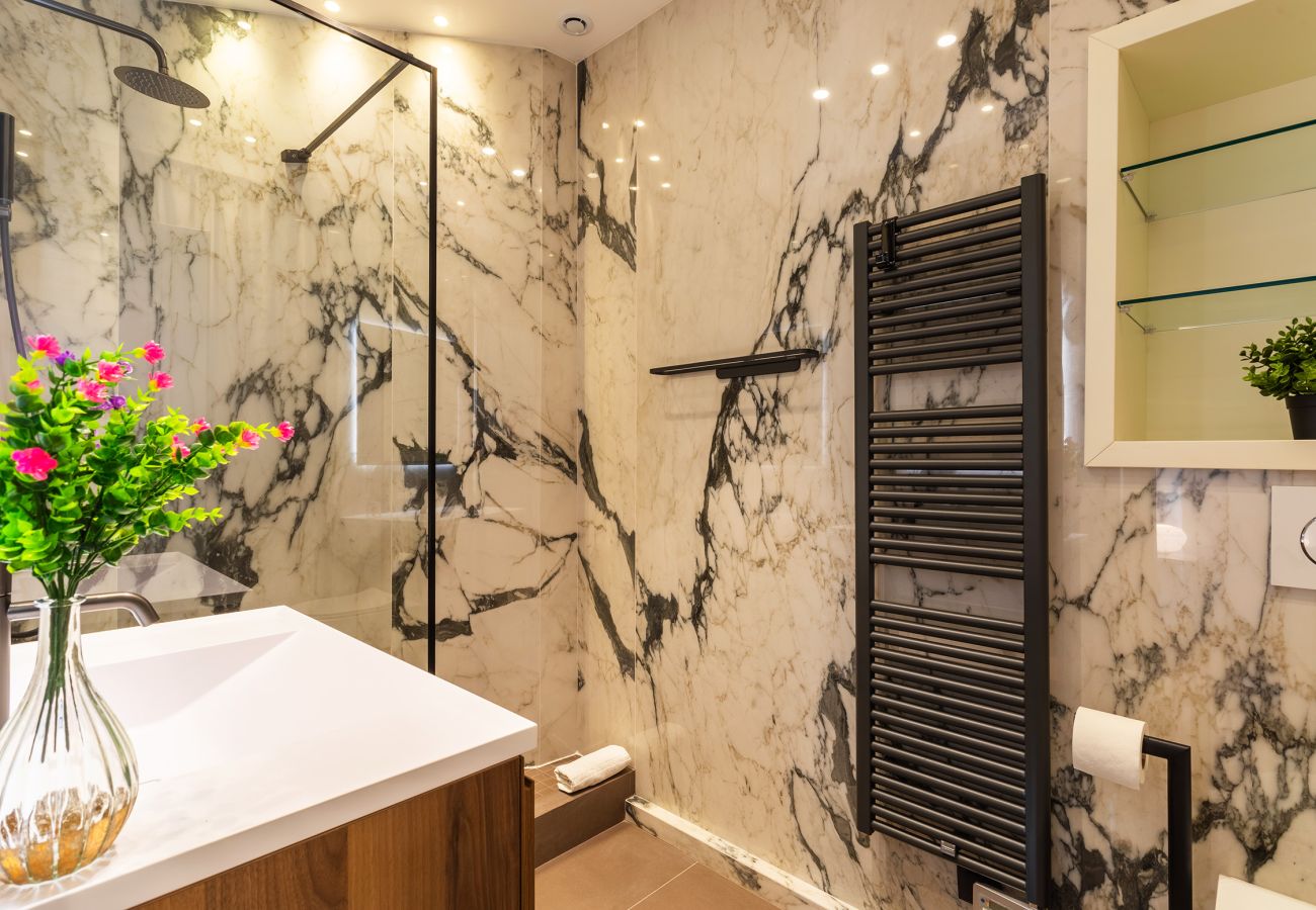 Chambre à coucher confortable avec rangements optimisés