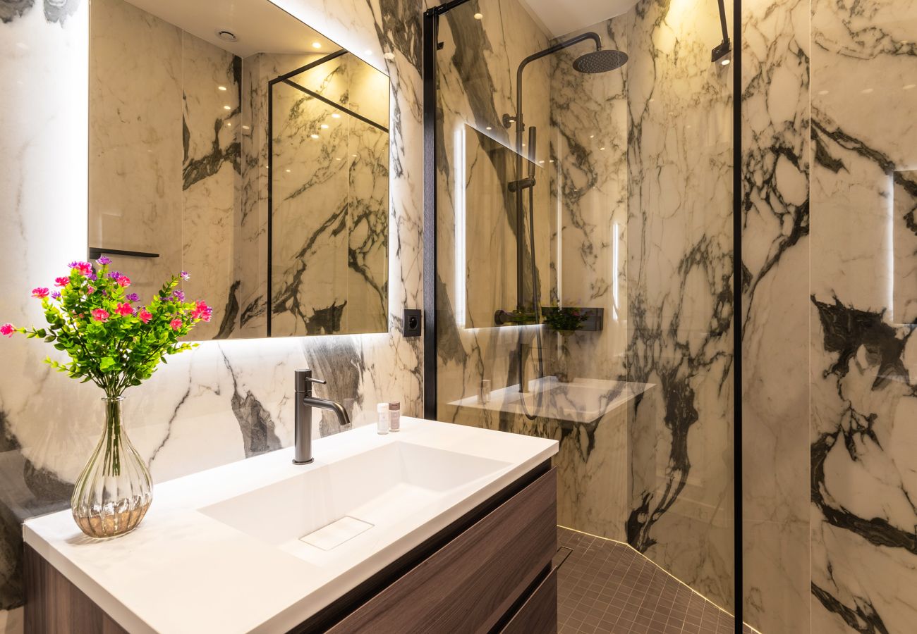 Salle de bain contemporaine avec rangements