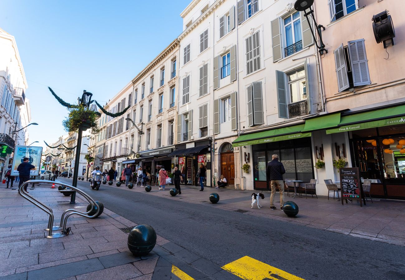 Extérieur de bâtiment haut de gamme en centre-ville