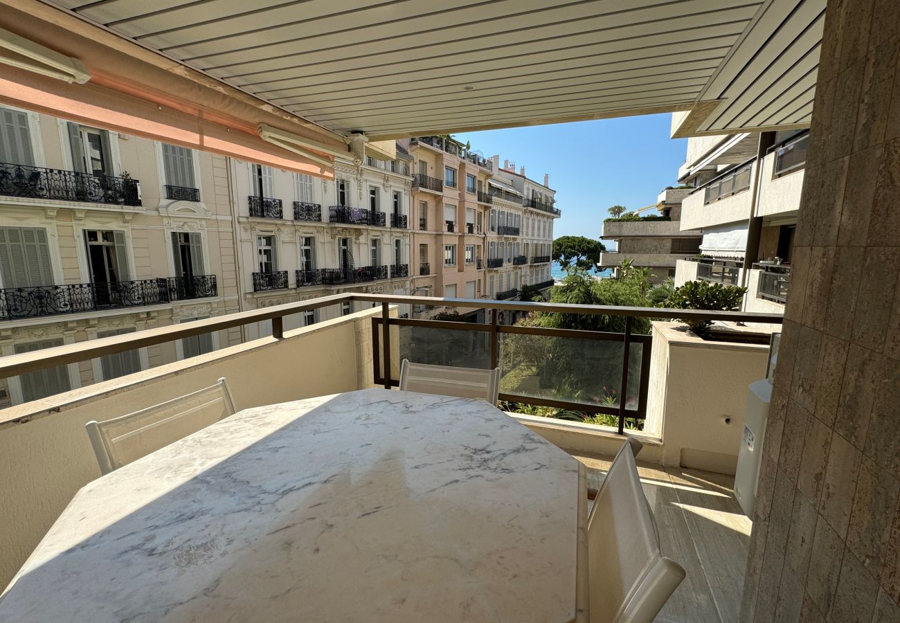 location vacances 90m2 terrasse 20m2 aperçu mer proche Croisette Cannes