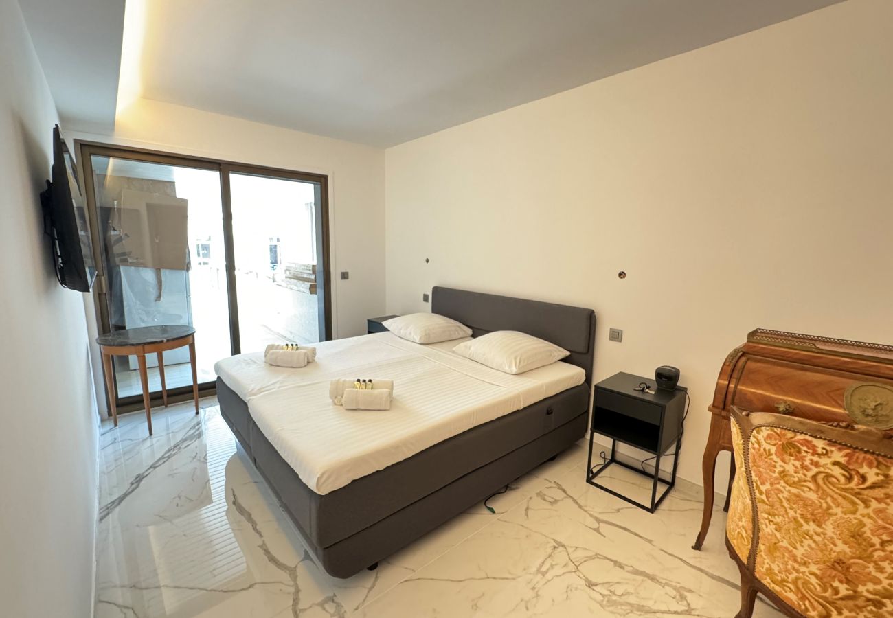 chambre parentale lit king size 200x200 avec dressing et terrasse Cannes