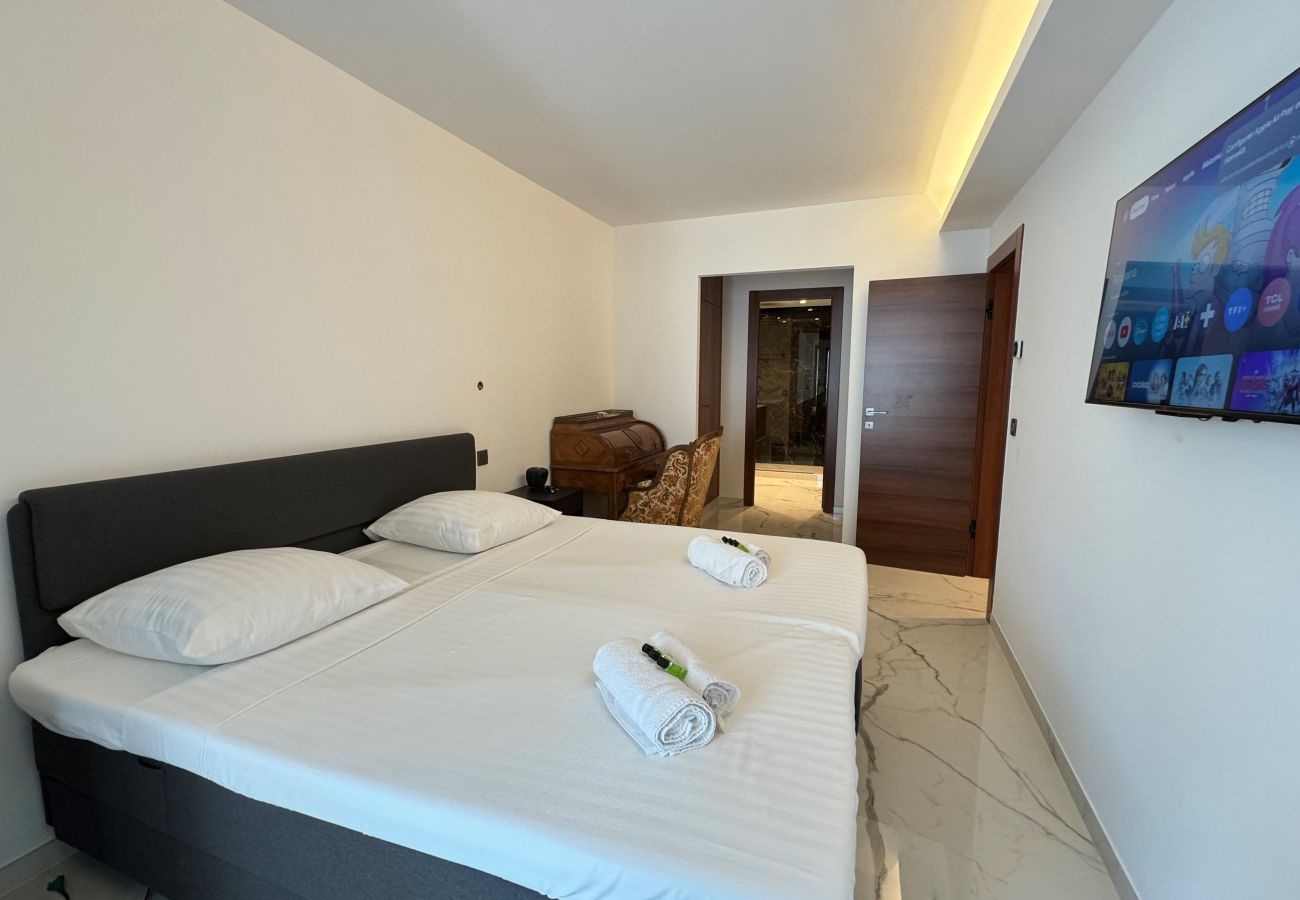 chambre parentale lit king size 200x200 avec dressing et terrasse Cannes