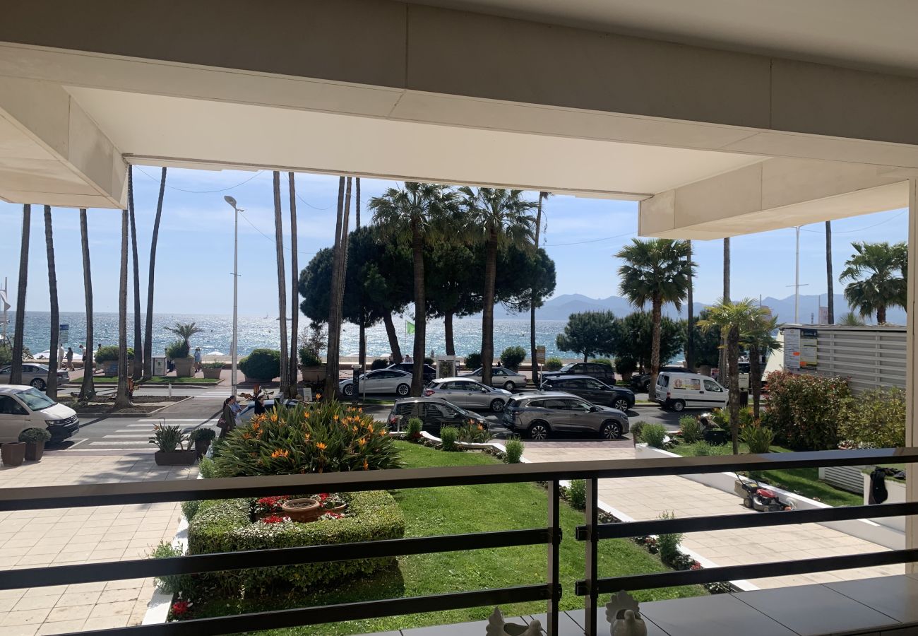 terrasse accessible depuis le salon avec baie vitrée