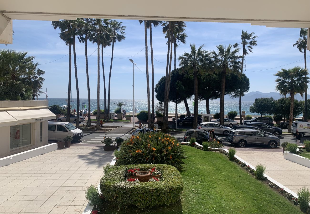 terrasse accessible depuis le salon avec baie vitrée