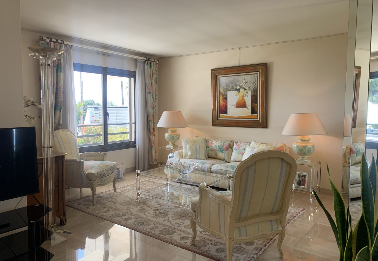 salon design avec mobilier contemporain haut de gamme