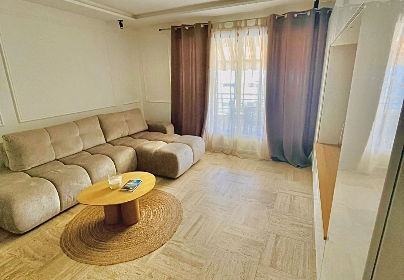 Appartement à Cannes - 2 pièces terrasse proche mer / Les Mouettes