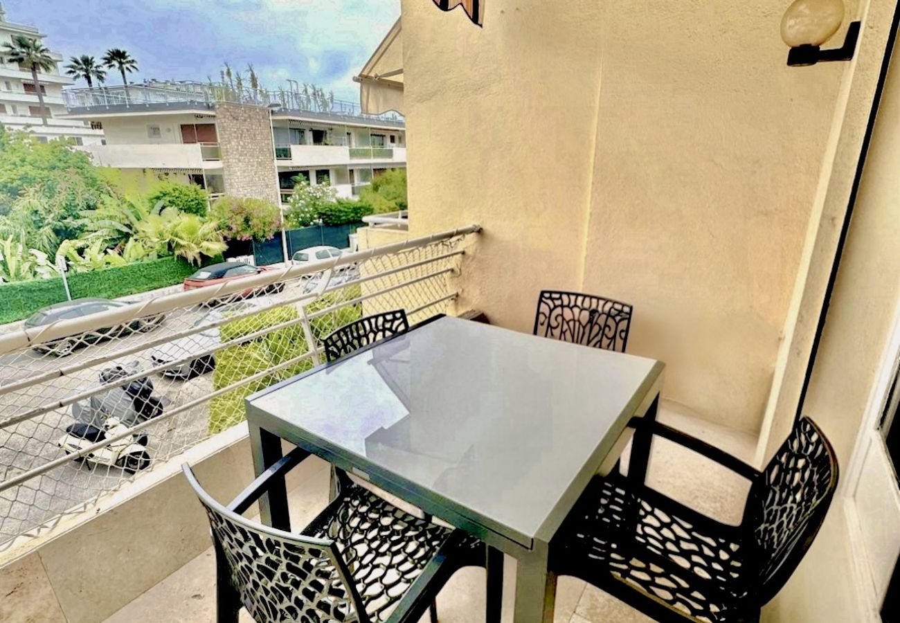Appartement à Cannes - 2 pièces terrasse proche mer / Les Mouettes
